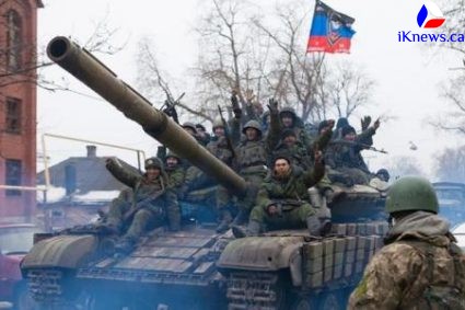 Корреспонденты запечатлели под Лисичанском бойцов ЛНР с трофейным украинским танком Т-64 «Булат».