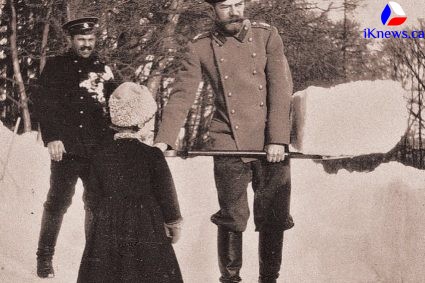 Император Николай II и Цесаревич Алексей убирают снег, 1910-ые
